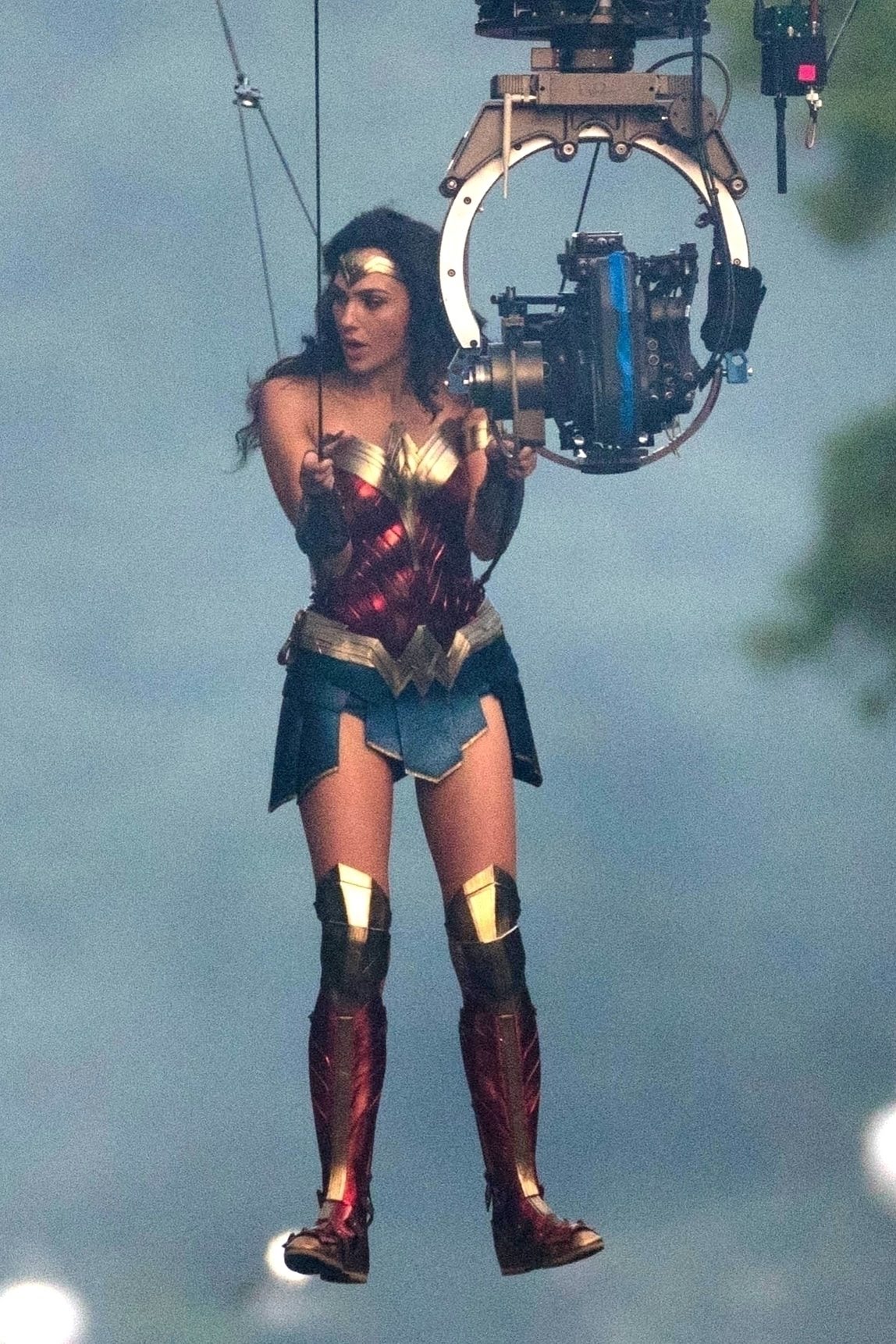 Wonder Woman 続編のワンダーウーマンは空を飛ぶ パティ監督の戦うヒロイン映画の第2弾 ワンダーウーマン 1984 のガル ガドットが首都の上空を舞ったセット フォト Cia Movie News