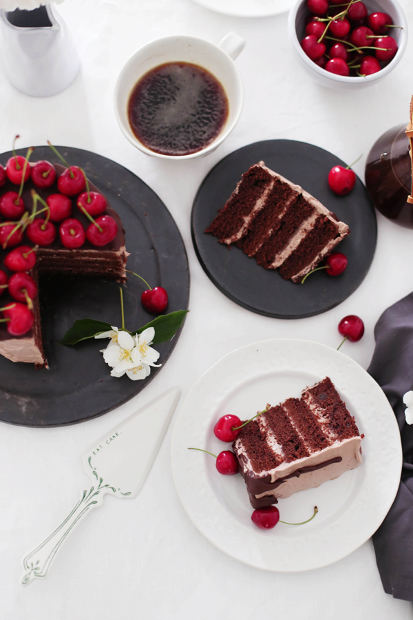 50 Jahre Jacobs Krönung und eine Mokka-Schokoladentorte mit Kirschen ...