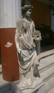 το άγαλμα της μούσας Μελπομένης στο Αχίλλειο της Κέρκυρας