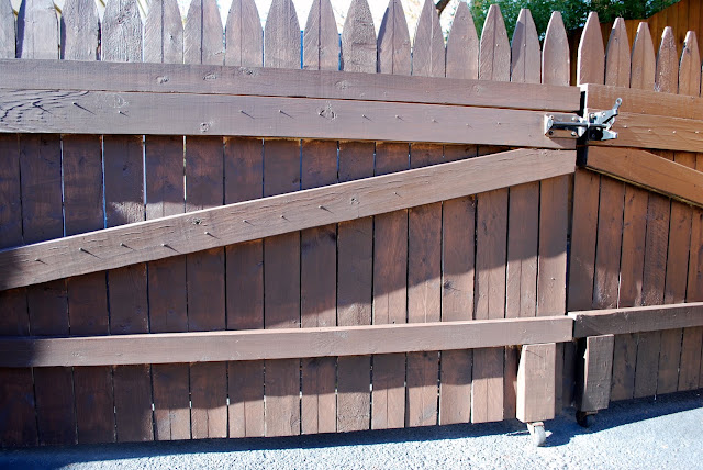 In the Little Yellow House: Quick Round of Stain: Gate