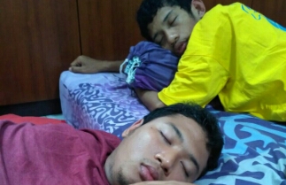tidur bersama di pagi hari akibat sering begadang tidur bersama di pagi hari akibat sering begadang