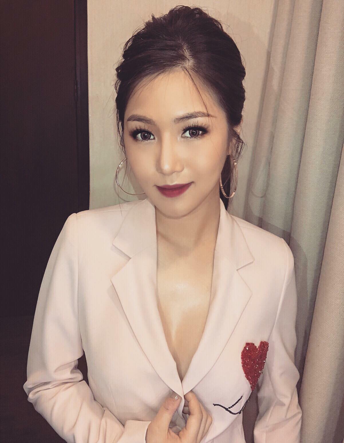em gái mưa Hương tràm
