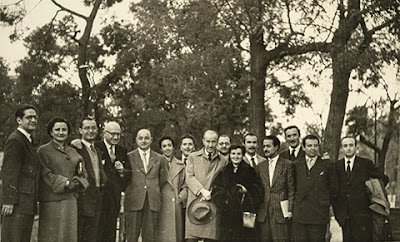 Foto de grupo sobre fondo de paseo con árboles. Sus integrantes en el texto  árbole