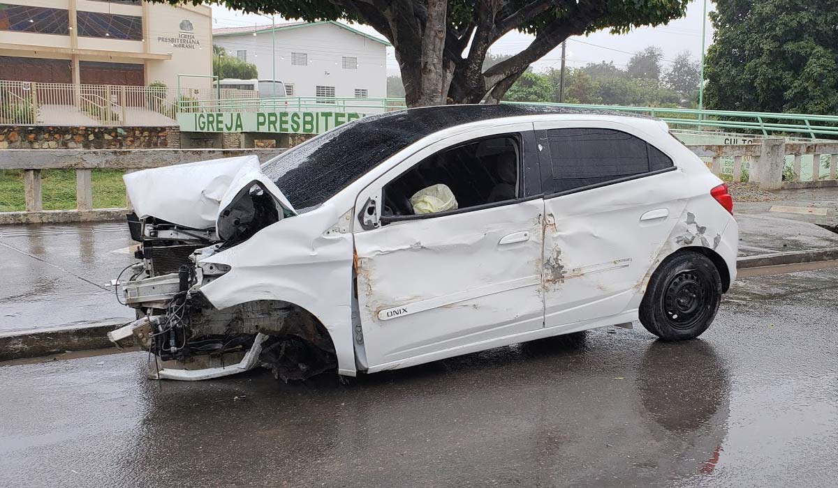 Após dá 'cavalo de pau' em carro e fugir da polícia, jovem colide em árvore no centro de Jacobina