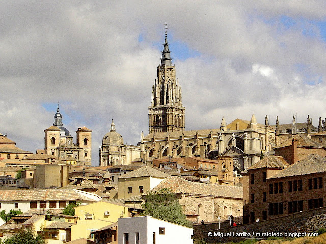 Sobre enhiesto desigual peñasco