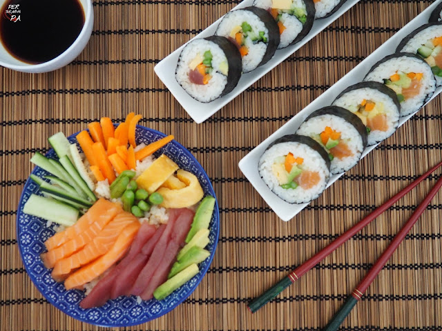 Dos variedades de sushi: futomaki y chirashi, con salmón, atún rojo y verduras.