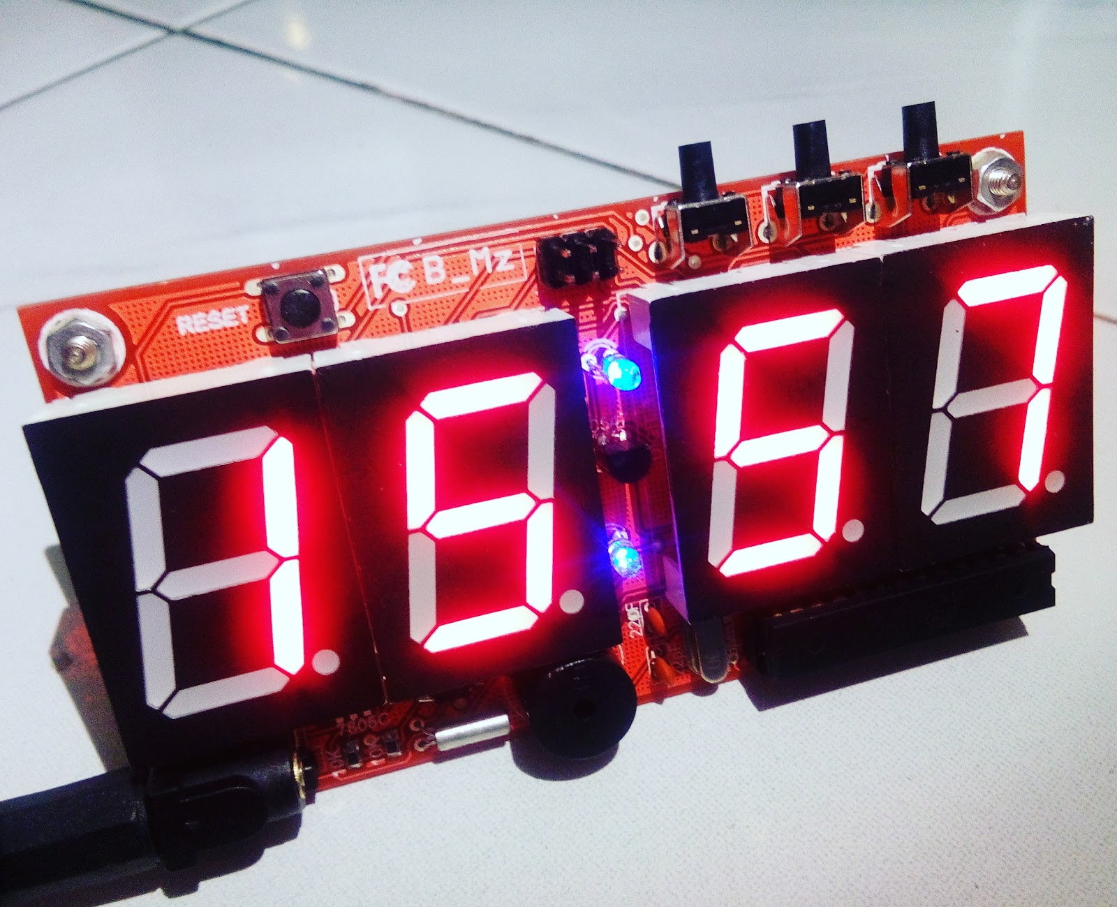 Dick b. Цифровой дисплей ардуино. Часы семисегментный дисплей. Старые цифровые часы и Arduino. 7 Segment Arduino.