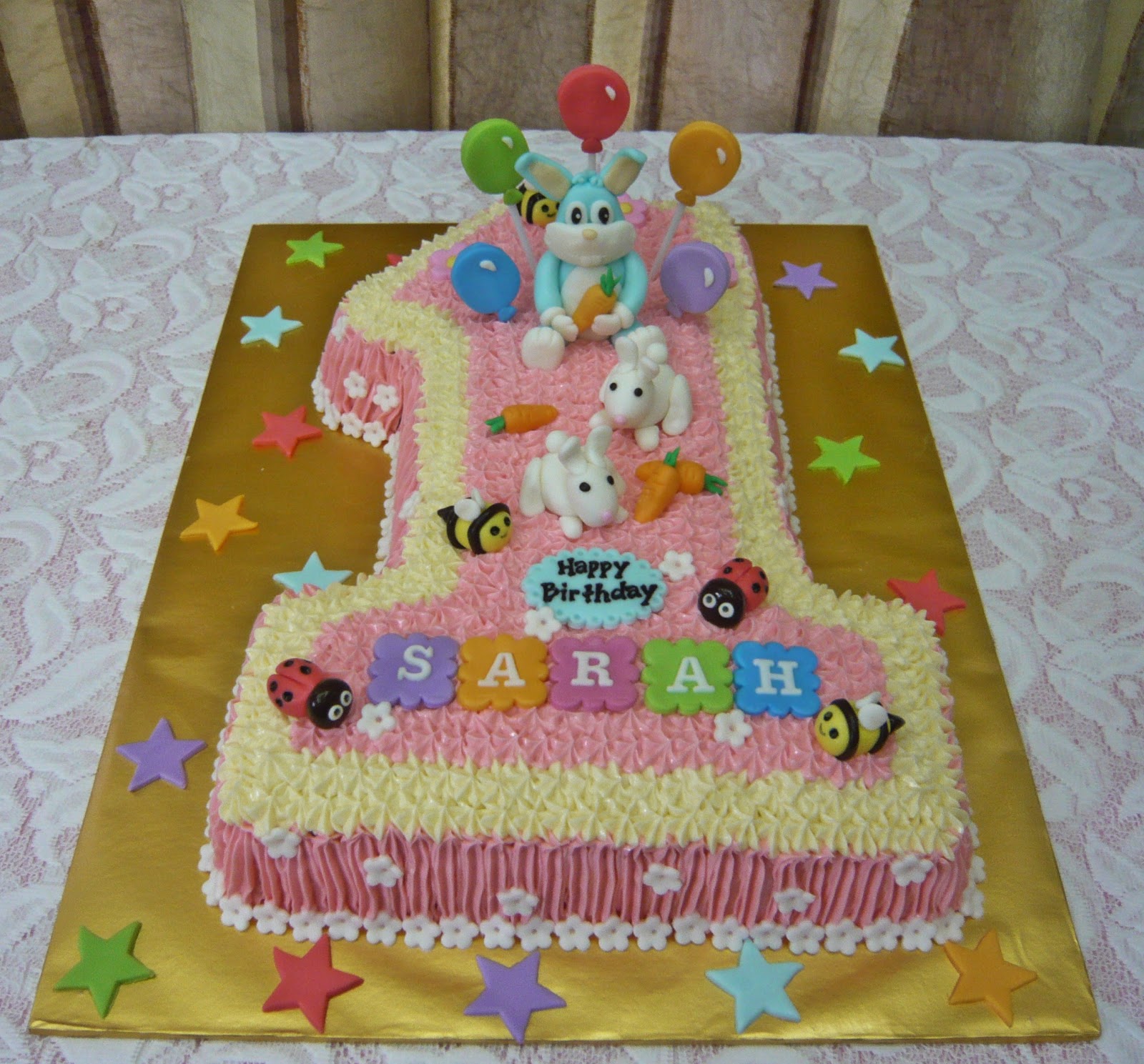 Jenn Cupcakes & Muffins: No.1 Cake with Bugs Bunny