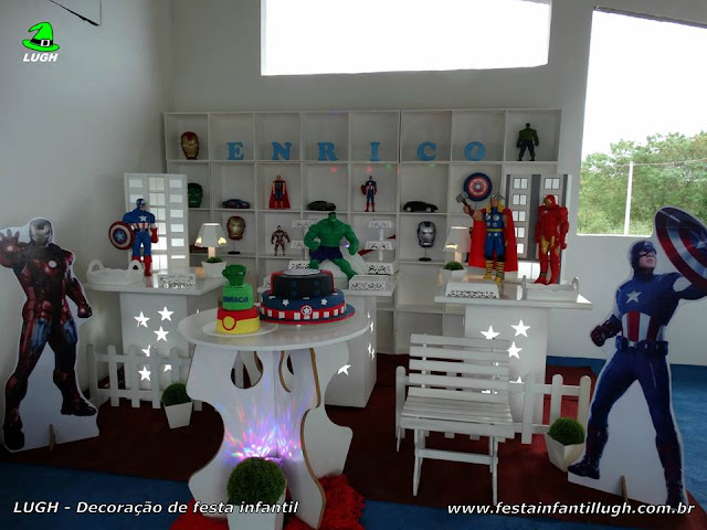 Mesa temática Os Vingadores - Decoração provençal com escaninhos - Nichos - Festa de aniversário