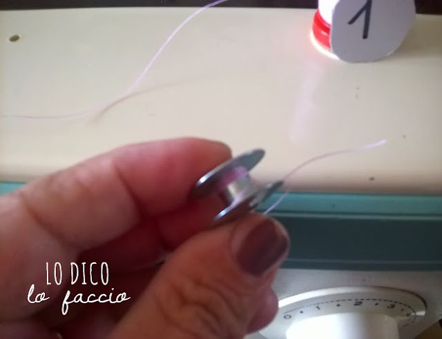 Come infilare il filo nella macchina da cucire 