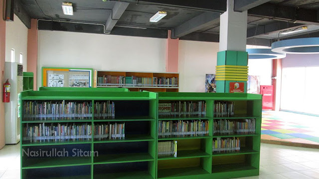 Rak Buku Unik di Perpustakaan Taman Pintar Yogyakarta - Nasirullah Sitam