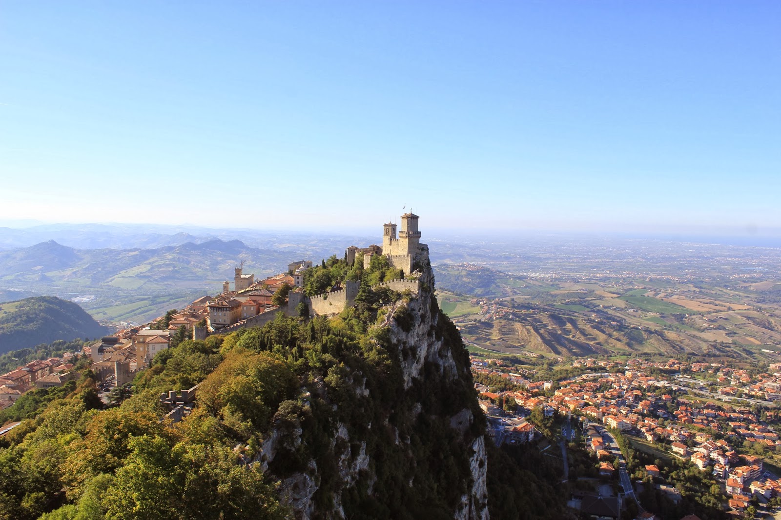 San marino. Башня Гуаита Сан-Марино. Сан Марино гора Монте титано. Сан Марино Италия. Три башни Сан-Марино.