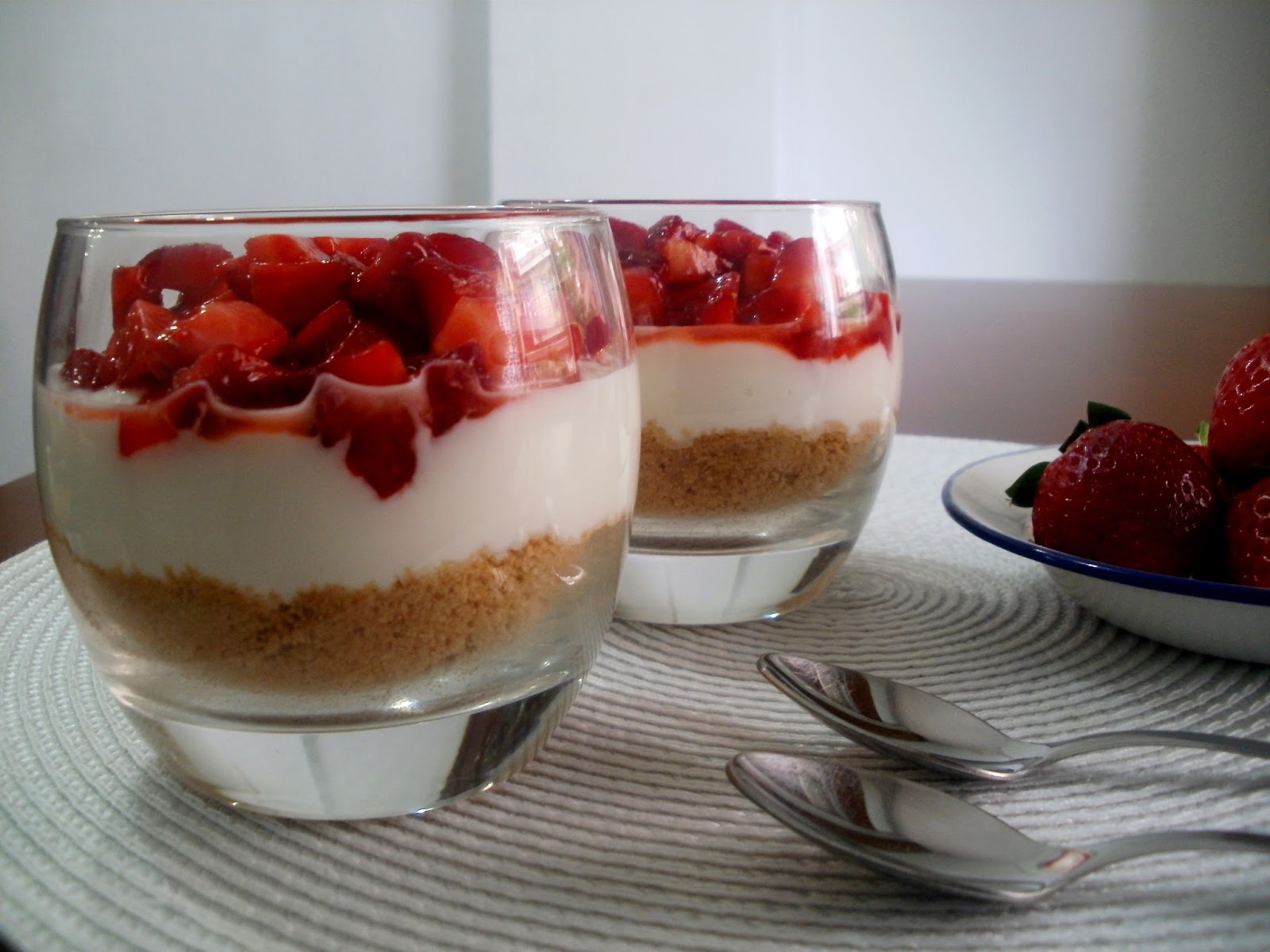 Trifle de fresas con yogurt griego 