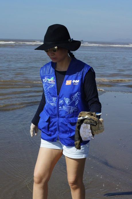 Thu Minh gian di don rac o bai bien Thanh Hoa - Anh 4