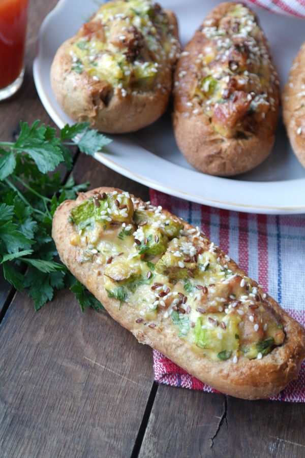 куриная грудка в лодочке из лаваша в духовке. фаршированное куриное филе лодочки. рецепт куриной грудки лодочки в духовке. куриные кармашки с овощами. куриная грудка с помидорами и сыром в духовке в пергаменте.