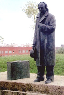 Antonio Machado Monumento a Antonio Machado de cuerpo entero