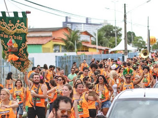 Bloco Tá'Qui Pr'Ocês também saiu pelas ruas de Ponta Negra no carnaval (Foto: Rudá de Melo)