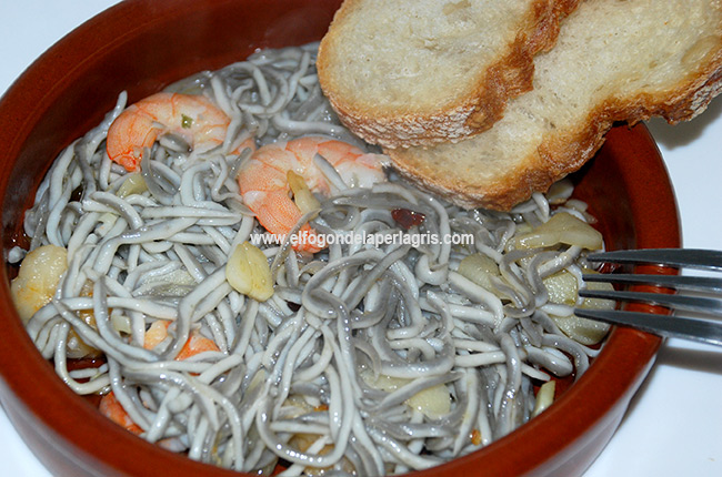 Gulas al ajillo con gambas Gulas al ajillo con gambas