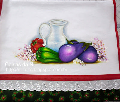 pano de copa com pintura de jarro de vidro com beringelas e pimentões