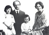 Salvador de Madariaga con su esposa Constance y sus hijas Nieves e Isabel