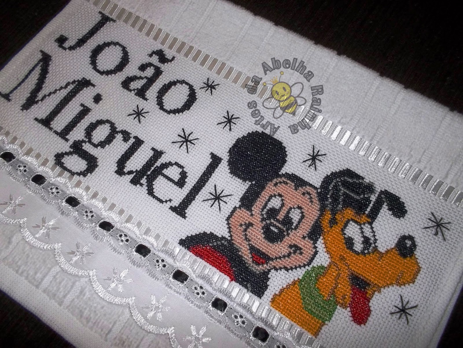 Artes da Abelha Rainha: Toalha Personalizada Mickey e Pluto em Ponto Cruz