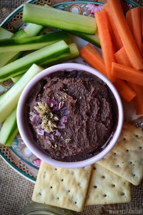 PATÉ UNTABLE AZUKI CEBOLLA CARAMELIZADA CON CRUDITÉS SOBRE MANTEL RAFIA Y MADERA