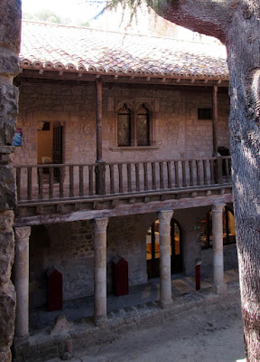 Casa del Abad, abadía de Lagrasse. Ruta por el País de los Cátaros.Francia