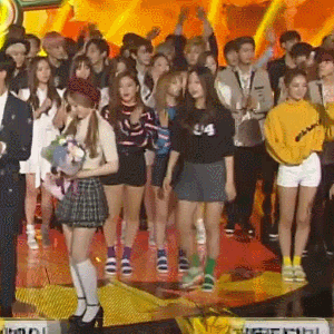 오늘자 카메라 찾는 아이린 | 인스티즈