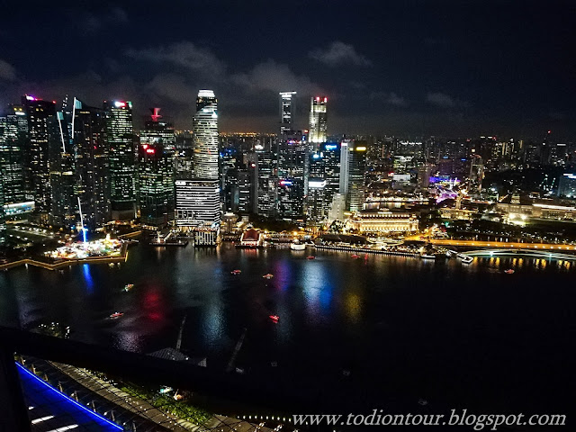Blick vom Marina Bay Sands ins nächtliche Singapur