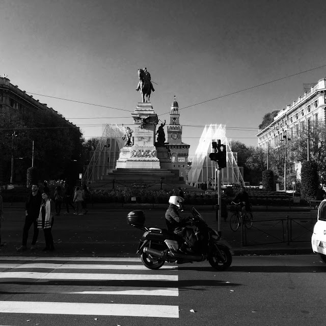 Piazza Cairoli Milano Black & White http://elisiroflife.blogspot.com