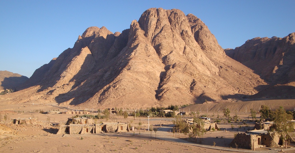 Горы в древнем египте. Гора Синай в Израиле. Гора Синай в Египте. Гора Синай гора Моисея. Синайские горы в Египте.