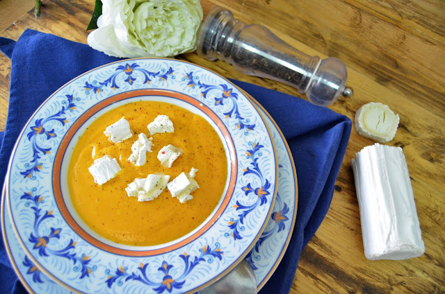 Crema De Zanahoria Y Jengibre Con Queso De Cabra
