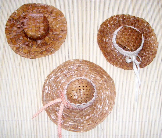 Sombreros tejidos con cestería de papel de molde.