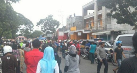 Pesawat latih TNI AU jatuh menimpa tempat tinggal masyarakat di Malang jawa timur