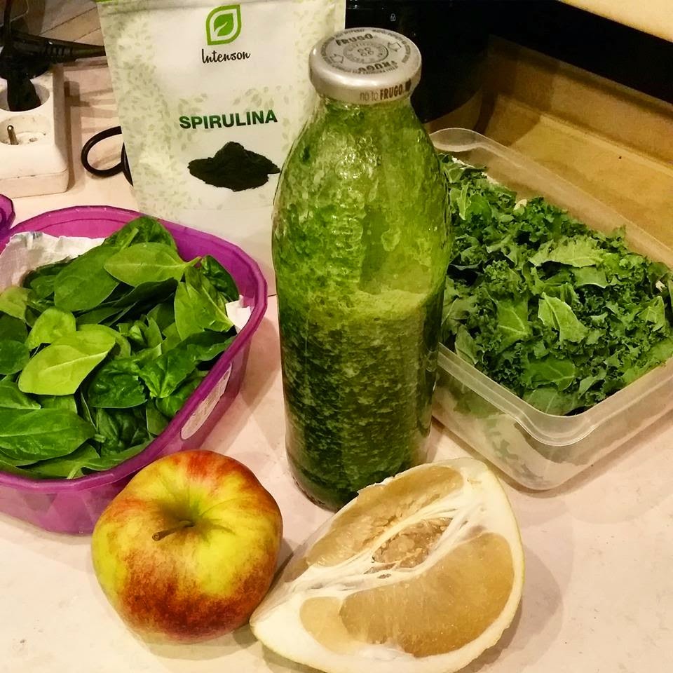 Zielone koktajle szpinak + jarmuż + spirulina + pomelo + jabłko