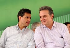 Enrique Peña Nieto y Pedro Joaquín Coldwell comentan los prospectos a diputados federales.