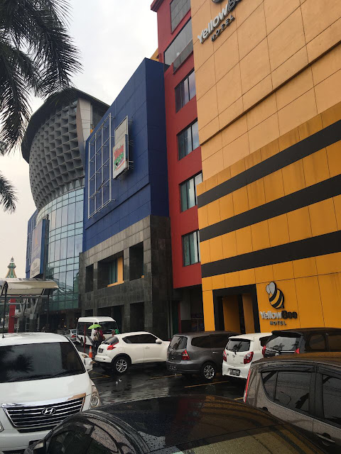 Parkir Hotel Yellow Bee Parkir Hotel Yellow Bee