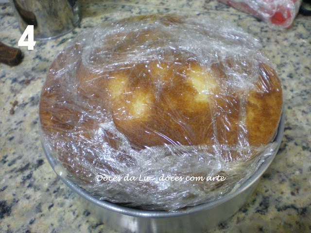 Cobrindo um bolo com pasta americana Luciana D'Agosto na Cozinha do Quintal