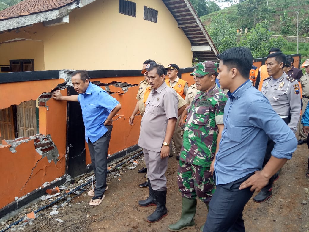 Tanah Gerak Dan Longsor 109 Jiwa Di Desa Sadabumi Di Ungsikan
