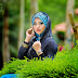Pose Model Hijab Outdoor