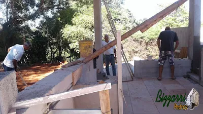 Bizzarri ajudando a marcar com as linhas na vertical para fazer o revestimento de pedra com pedra seixo do rio nas colunas em residência em Itatiba-SP. 06 de dezembro 2016.