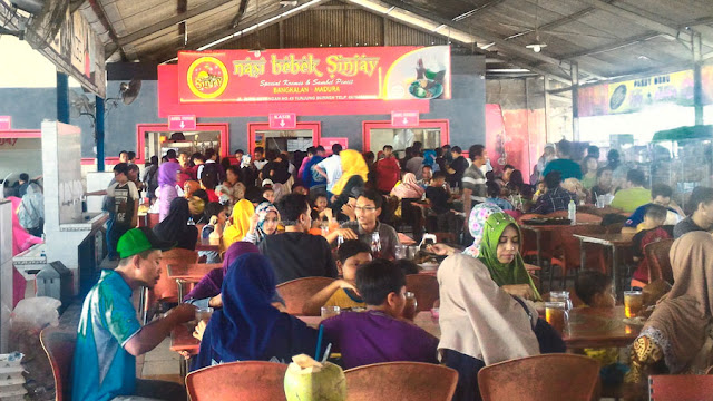Rumah Makan Bebek Sinjay di Madura. Rumah Makan Bebek Sinjay di Madura.