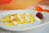 Mango con yogur al chocolate blanco y crocanti