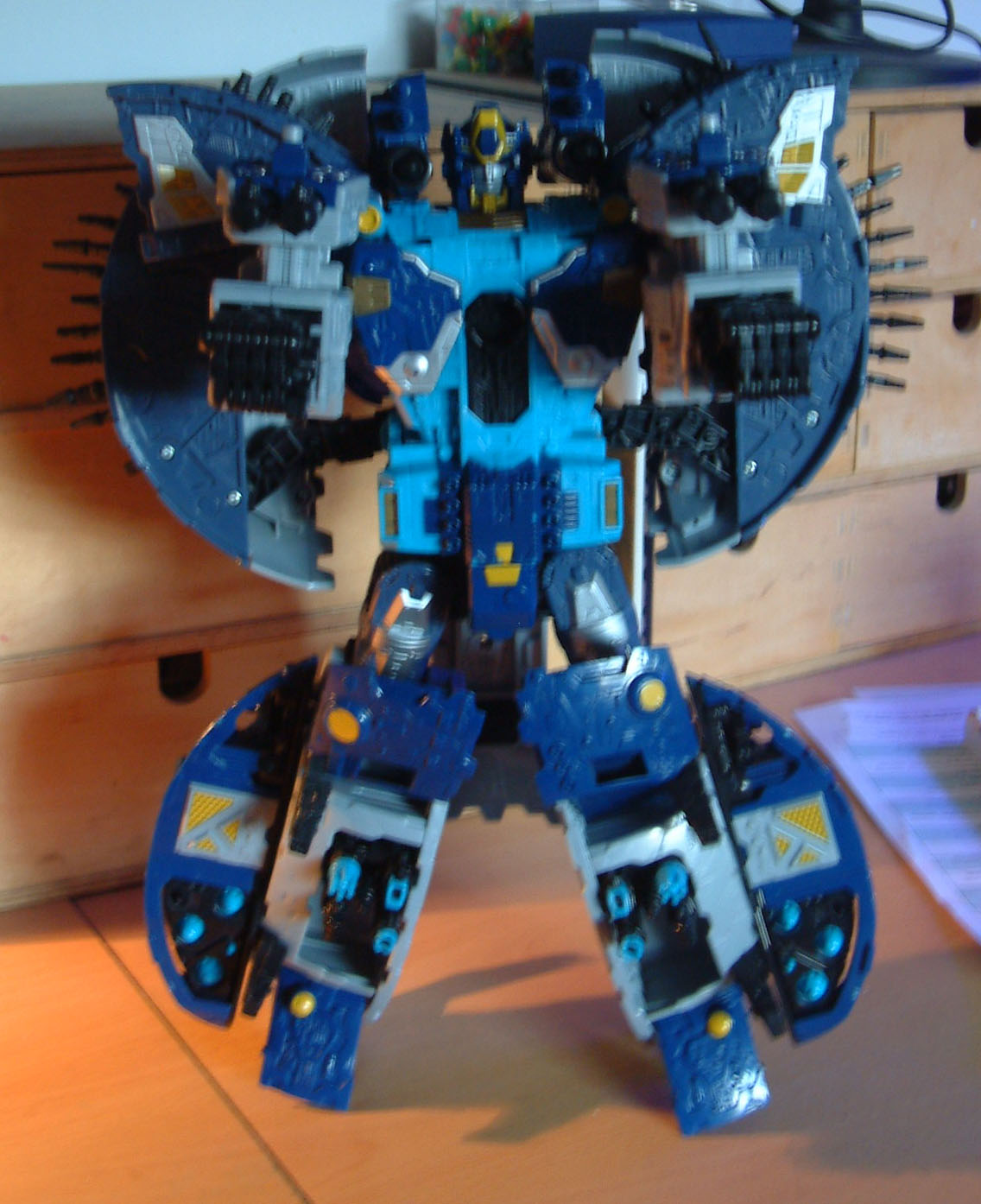 THE TRANSFORMERS CYBERTYRON PRIMUS