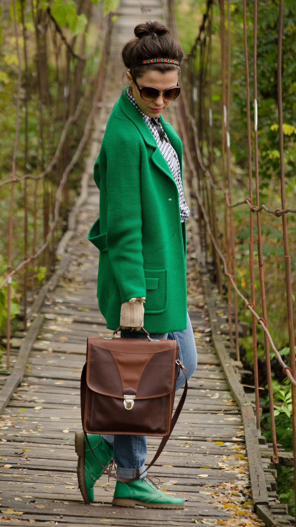 over-sized green sweater fall outfit mom jeans h&m green boots brown satchel bag thrifted blue shirt bow tie burgundy scarf school gloves