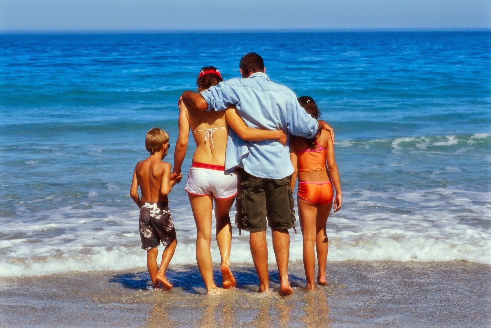 Дочка папа на пляже. Семья на море. Семья на море со спины. Семья на море с детьми со спины. Семья на отдыхе.