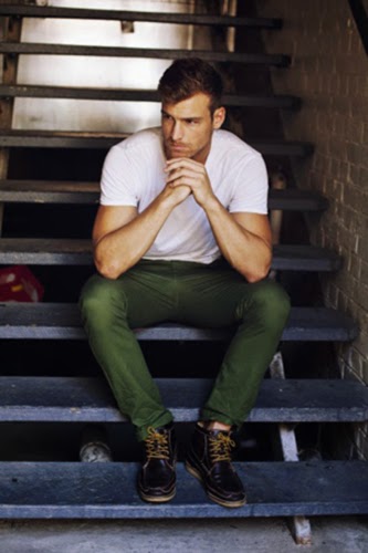 calça verde com blusa branca