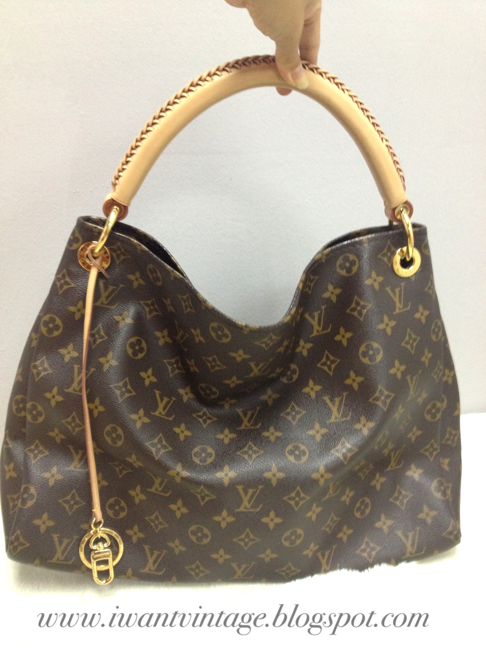 I Want Vintage | Vintage Designer Handbags: Louis Vuitton Artsy MM