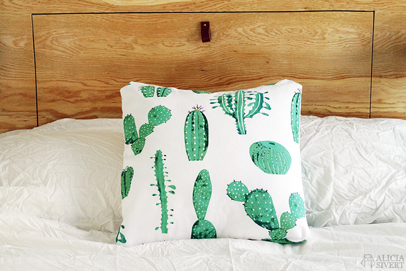 Kaktuskudde, sydd av Alicia Sivertsson. aliciasivert alicia sivert sivertsson sy sömnad sytt skapa skapande diy do it yourself kudde kuddar pillow cushion sew sewing sypeppen kaktus kaktusar tyg återbruk stuv stuvbit återbruksmaterial kaktusmönster mönster mönstrat hem inredning heminredning sovrum home interior interiour