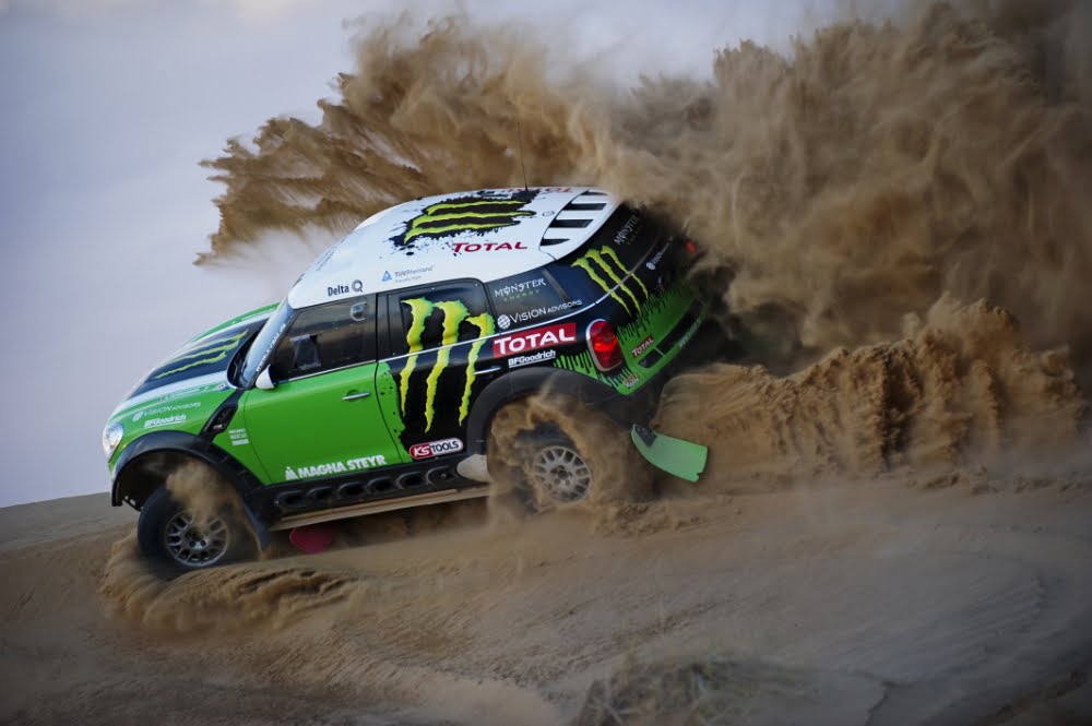 Monster Energy Xraid ter tr s carros partida do Silk Way Rally